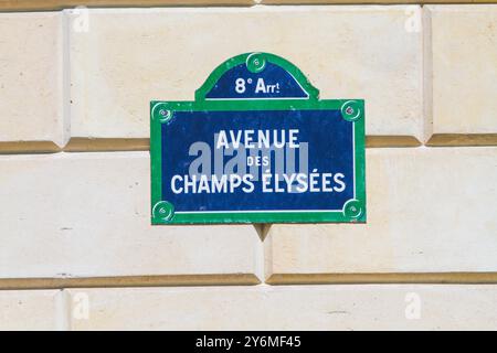 Francia, Parigi, Avenue des Champs-elysees. Cartelli stradali, dipinti direttamente sul muro per evitare furti Foto Stock