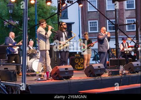 Band che si esibiscono sul palco al festival Reggae and Ska nel mercato di Boston nel Lincolnshire Foto Stock