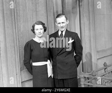 Lacey Eric Vincent (l'unico figlio di Sir Percy e Lady) e della sua fidanzata, Miss Helen Robertson (figlia del defunto Marshall Sir William Robertson e Lady Robertson) il 24 febbraio 1938 Foto Stock