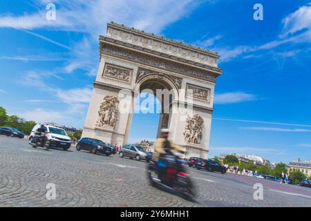 Francia, Ile-de-France, Parigi, trasporti, due ruote di fronte all'Arco di Trionfo dell'etoile Foto Stock