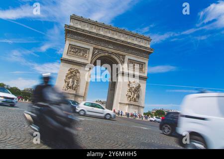 Francia, Ile-de-France, Parigi, trasporti, due ruote di fronte all'Arco di Trionfo dell'etoile Foto Stock