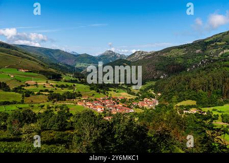 Vista panoramica di Carmona, un piccolo villaggio tradizionale in Cantabria. Uno dei villaggi più belli della Spagna Foto Stock