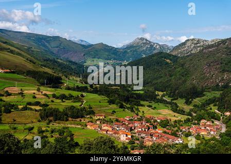 Vista panoramica di Carmona, un piccolo villaggio tradizionale in Cantabria. Uno dei villaggi più belli della Spagna Foto Stock