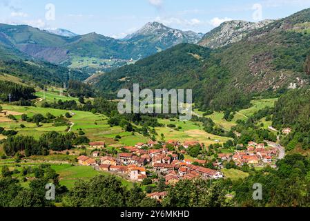 Vista panoramica di Carmona, un piccolo villaggio tradizionale in Cantabria. Uno dei villaggi più belli della Spagna Foto Stock