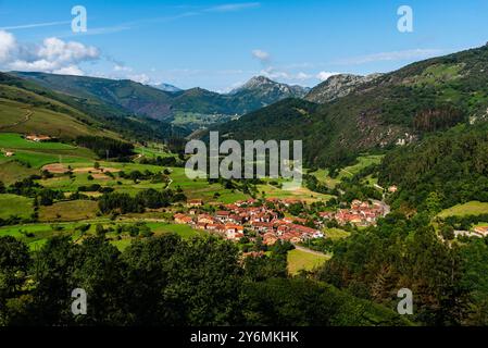 Vista panoramica di Carmona, un piccolo villaggio tradizionale in Cantabria. Uno dei villaggi più belli della Spagna Foto Stock