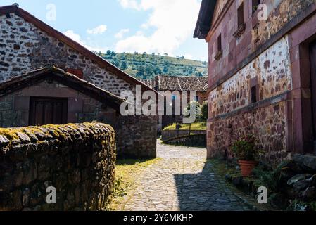 Vista panoramica di Carmona, un piccolo villaggio tradizionale in Cantabria. Uno dei villaggi più belli della Spagna Foto Stock