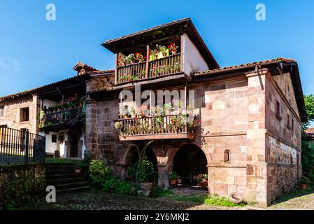 Vista panoramica di Carmona, un piccolo villaggio tradizionale in Cantabria. Uno dei villaggi più belli della Spagna Foto Stock