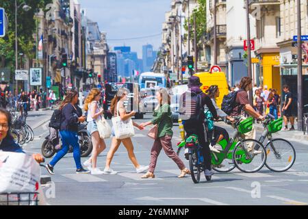 Francia, ile-de-France, Parigi, pedonale e biciclette su un passaggio protetto Foto Stock