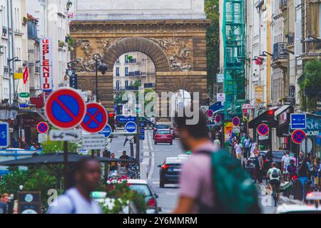 Francia, ile-de-France, Parigi, Rue du faubourg Saint-Denis, sullo sfondo la porte Saint-Denis Foto Stock
