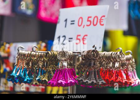 Francia, ile-de-France, Parigi, portachiavi della mini Torre Eiffel in un negozio di souvenir Foto Stock