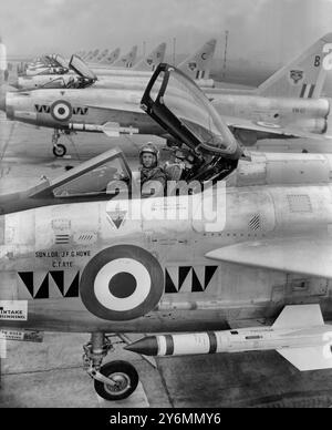 Comanda il nuovo "Lightning" Squadron. 2 febbraio 1961 il capo di squadra John F. G. Howe, sudafricano, seduto ai comandi di un nuovo velivolo monoposto inglese Electric Lightning All-Weather del No. 74 Squadron, Royal Air Force Fighter Command a Coltishall, Norfolk. E' il comandante dal febbraio dello scorso anno. No. 74 Sqn, noto come Tiger Squadron a causa del suo distintivo sulla faccia della tigre, è il primo in Figher Command ad essere completamente equipaggiato con fulmini. Foto Stock