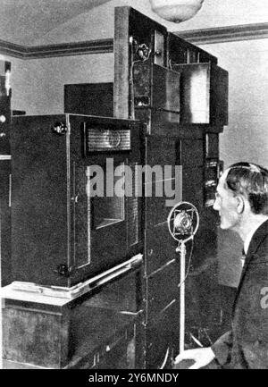 A Washington , eppure visto a New York: Una grande impresa televisiva. "Occhio" della televisione: Cellule fotoelettriche (dietro tre schermi a maglie) che registrano il volto dell'altoparlante. 30 aprile 1927 Foto Stock