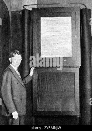 A Washington , ancora da vedere a New York: Una grande impresa televisiva. Lo schermo di vetro (in alto) che rende visibile al pubblico un volto o una scena distanti trasmessi dalla televisione 30 aprile 1927 Foto Stock