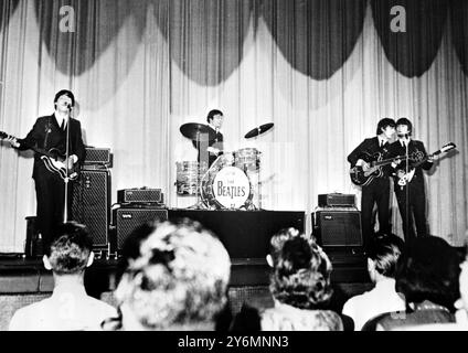 Kowloon, Hong Kong: Gruppo beat britannico, The Beatles, in scena durante una delle loro due esibizioni al Princess Theatre, qui, il 9 giugno. Da sinistra a destra sono Paul McCartney, sostituto di Jimmy Nicol, George Harrison e John Lennon. Il giorno seguente i Beatles volarono in Australia per altri concerti. 13 giugno 1964 Foto Stock