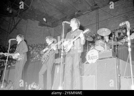 Milwaukee: Le famose pop star britanniche ' The Beatles', raffigurate sul palco durante una performance del 4 settembre davanti a 12.000 fan, una Milwaukee Arena. 10 settembre 1964 Foto Stock