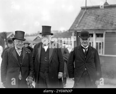 Giornata del fondatore all'ospedale Alton Cripples. Tre padri - Lord Coventry, padre della camera dei lord, Sir William Treloar, e padre della società cittadina, Mr. T. P. o'Connor, padre della casa dei comuni. 12 giugno 1923 Foto Stock