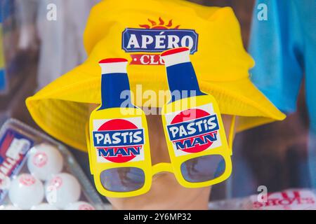 Abito da aperitivo, composto da un Bob e divertenti bicchieri Foto Stock