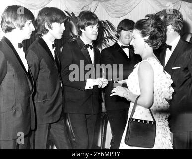 Londra: Un altro onore per quei ragazzi di Liverpool i Beatles ho incontrato la principessa Margaret ( a destra) e suo marito è Lord Snowden ( dietro la principessa), alla prima mondiale reale del film usato ' Help' a Londra ieri sera. Da sinistra a destra: Ringo Starr, George Harrison, Paul McCartney e John Lennon, 30 luglio 1965 Foto Stock
