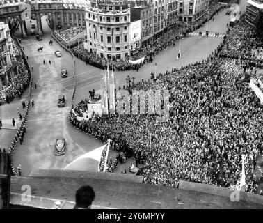 Un'enorme folla a Trafalgar Square vede i reali stranieri e i capi di Stato che guidano attraverso l'Arco dell'Ammiragliato (sfondo a sinistra) dal Mall sulla strada per l'Abbazia di Westminster per l'incoronazione del 2 giugno 1953 Foto Stock