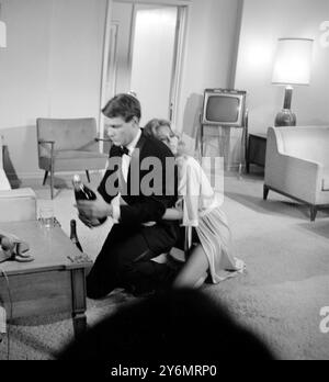 Hollywood, U.S.A.: Scena d'amore, tra Jane fonda e un bel giovane James Fox, quando l'amante rivela che suo marito (Robert Redford) è fuggito dalla predica. Il nuovo film hollywoodiano di Sam Spiegel "The Chase". 3 gennaio 1966 Foto Stock
