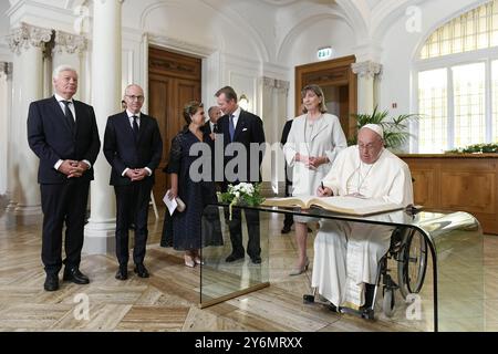 Lussemburgo, Lussemburgo. 26 settembre 2024. Papa Francesco incontra le autorità, la società civile e i corpi diplomatici presso il Palazzo Cercle Cité durante il suo viaggio apostolico in Lussemburgo il 26 settembre 2024. 2° da sinistra: Primo ministro lussemburghese Luc Frieden. Centro: Il Granduca Enrico di Lussemburgo e sua moglie la Granduchessa Maria Teresa. Foto di (EV) Vatican Media/ABACAPRESS. COM credito: Abaca Press/Alamy Live News Foto Stock