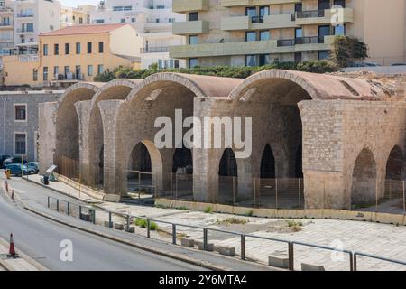 Arsenali di Heraklion, vista dell'arsenale veneziano del XVI secolo - capannoni delle navi - situato nell'area del porto veneziano della città vecchia di Heraklion, Creta. Foto Stock