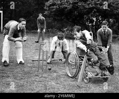 Il ragazzo sulla sedia a rotelle ha undici anni, Stephen Thoms ed è allievo della Coney Hill School per bambini disabili/disabili, West Wickham, Kent. Viene visto battere nella squadra di cricket della scuola - il suo lavoro di portiere nella squadra di calcio è appena terminato! Tutti i bambini della scuola soffrono di una certa disabilità e tutti giocano a calcio e a cricket contro altre scuole. 1950 anni Foto Stock