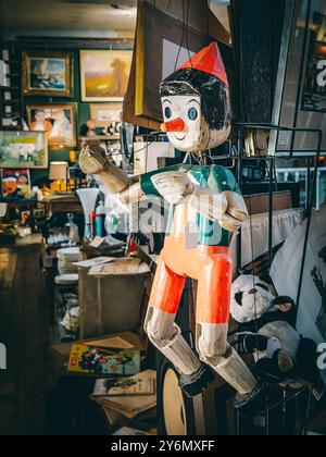Belgio, Bruxelles, burattini di Pinocchio, con un'etichetta in un negozio di antiquariato Foto Stock