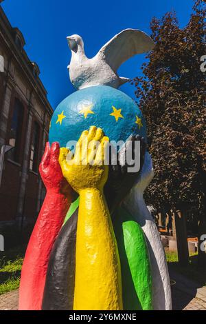 Belgio, Bruxelles, statua dell'unità europea nella pace, della Commissione europea, progettata da Bernard Romain Foto Stock