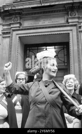 Londra: Suor Patricia Veal, leader della campagna per una migliore retribuzione e condizioni per l'infermiera, brandina una scopa e un pugno armato durante una manifestazione di protesta fuori dal Royal College of Nursing di Londra oggi. Sorella Veal ha detto: "La metà del college ha spazzato così tanta sporcizia sotto il tappeto di recente che ho pensato fosse appropriato". Sorella di vitello era con un gruppo di infermiere che hanno detto di essere arrabbiati per un'offerta "offensiva" da parte del Whitley Council di una mezza corona in più a settimana per il tè per gli infermieri studenteschi. Una richiesta di un extra di £1 a settimana da parte della United Nurses Association - che è guidata da Siste Foto Stock