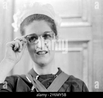 Londra: Suor Patricia Veal, leader della campagna per una migliore retribuzione e condizioni per l'infermiera, brandina una scopa e un pugno armato durante una manifestazione di protesta fuori dal Royal College of Nursing di Londra oggi. Sorella Veal ha detto: "La metà del college ha spazzato così tanta sporcizia sotto il tappeto di recente che ho pensato fosse appropriato". Sorella di vitello era con un gruppo di infermiere che hanno detto di essere arrabbiati per un'offerta "offensiva" da parte del Whitley Council di una mezza corona in più a settimana per il tè per gli infermieri studenteschi. Una richiesta di un extra di £1 a settimana da parte della United Nurses Association - che è guidata da Siste Foto Stock