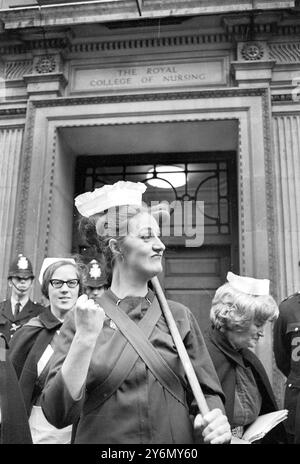 Londra: Suor Patricia Veal, leader della campagna per una migliore retribuzione e condizioni per l'infermiera, brandina una scopa e un pugno armato durante una manifestazione di protesta fuori dal Royal College of Nursing di Londra oggi. Sorella Veal ha detto: "La metà del college ha spazzato così tanta sporcizia sotto il tappeto di recente che ho pensato fosse appropriato". Sorella di vitello era con un gruppo di infermiere che hanno detto di essere arrabbiati per un'offerta "offensiva" da parte del Whitley Council di una mezza corona in più a settimana per il tè per gli infermieri studenteschi. Una richiesta di un extra di £1 a settimana da parte della United Nurses Association - che è guidata da Siste Foto Stock