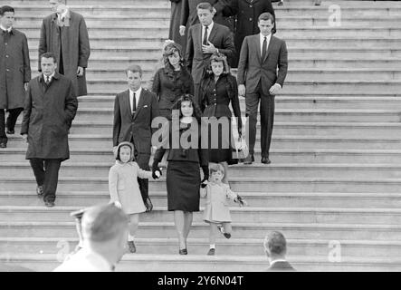 Washington DC: La signora Jacqueline Kennedy scortò i suoi due figli Caroline e John Jr., giù per i gradini del Campidoglio dopo le cerimonie per il defunto presidente John F. Kennedy. Il 24 novembre dietro di loro ci sono il fratello del Presidente Robert, il Procuratore generale (a sinistra) e le sorelle Stephan Smith e Pat Lawford, Peter Lawford e il cognato Stpehen Smith. 26 novembre 1963 Foto Stock