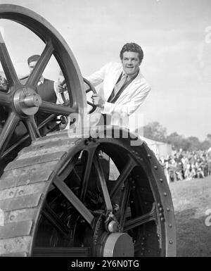 Epping, Essex: Freddie Mills, ex campione mondiale di pugilato dei pesi massimi leggeri, guida un motore di trazione da 18 tonnellate durante la parata del Rally Hastingwood Traction Engine presentato dal Thfe Epping Police Sports Club alla Paris Hall Farm, Hasringwood, vicino a Epping. 2 ottobre 1955 Foto Stock