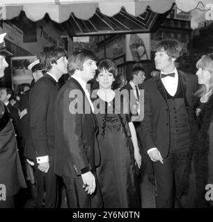 Londra : London Pavilion questa sera, dove il loro secondo film è partito alla grande con una Royal World Film Premiere, cui hanno partecipato la principessa Margaret e il conte di Showdown da sinistra a destra Paul McCartney; Ringo Starr con sua madre-futura moglie, Maureen; John Lennon e sua moglie Cynthia. George Harrison non viene mostrato. 29 luglio 1965 Foto Stock