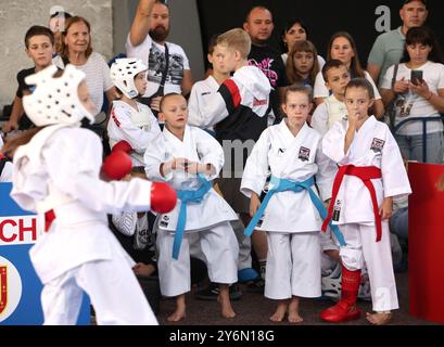 ODESSA, UCRAINA - 21 settembre 2024: Sport per bambini e giovani. Coppa di Karate Ucraina. Spettatori partecipanti genitori allenatori di gruppo, emotio Foto Stock