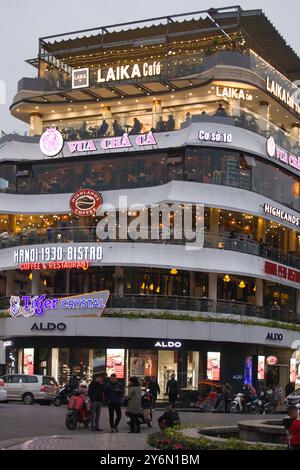 Vietnam, Hanoi, caffetterie, ristoranti, scena di strada Foto Stock