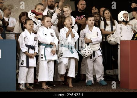 ODESSA, UCRAINA - 21 settembre 2024: Sport per bambini e giovani. Coppa di Karate Ucraina. Spettatori partecipanti genitori allenatori di gruppo, emotio Foto Stock