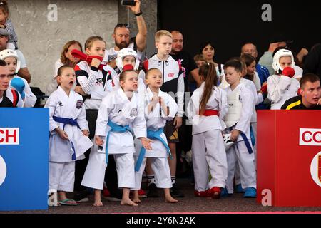 ODESSA, UCRAINA - 21 settembre 2024: Sport per bambini e giovani. Coppa di Karate Ucraina. Spettatori partecipanti genitori allenatori di gruppo, emotio Foto Stock