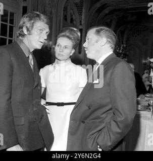 Londra: Il famoso film americano Steve McQueen parla con l'attore britannico Richard Attenborough e sua moglie Sheila SIM in questo ricevimento serale al Savoy Hotel di Londra. McQueen star di "Bullitt" e molti altri film, è a Londra per discutere i preparativi per diversi film da produrre in Europa. 5 giugno 1969 Foto Stock