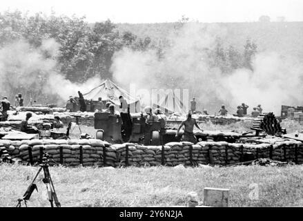 Dak to, Vietnam del Sud : dietro una fortificazione di sacchi di sabbia, le armi puntano in tutte le direzioni mentre i soldati della 4a divisione di fanteria degli Stati Uniti restituiscono il fuoco del Vietnam del Nord trincerato nelle creste che sovrastano la città di DAB a 12 miglia a nord-est. Una rete di tunnel e fortificazioni sotterranee profonde da 40 a 50 piedi in cui le forze nemiche resistono ai massicci bombardamenti americani e piovono mortali ruscelli di mortai su due compagnie bloccate sulla collina a circa 4000 metri sotto, fu trovata quando la collina 875 fu catturata il 23 novembre 24 novembre 1967 Foto Stock