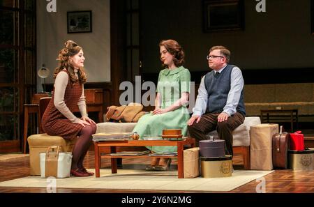 l-r: Maisie Turpie (Dorothy Edwards), Elisabeth Hopper (Heather Desmond), James Bradshaw (George Desmond) in HEATHER GARDNER di Robin French al Birmingham Repertory Theatre, Old Rep Theatre, Birmingham, Inghilterra 19/03/2013 dopo il design di Ibsen 'Hedda Gabler': Jamie Vartan illuminazione: Rick Fisher regista: Mike Bradwell Foto Stock