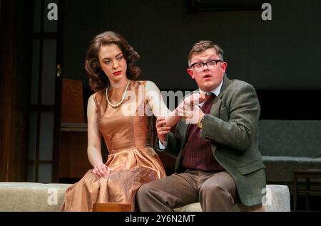 Elisabeth Hopper (Heather Desmond), James Bradshaw (George Desmond) in HEATHER GARDNER di Robin French al Birmingham Repertory Theatre, Old Rep Theatre, Birmingham, Inghilterra 19/03/2013 dopo il design di Ibsen "Hedda Gabler": Jamie Vartan illuminazione: Rick Fisher regista: Mike Bradwell Foto Stock