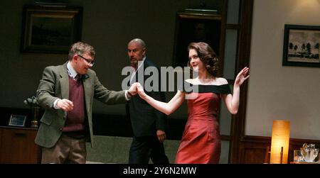 l-r: James Bradshaw (George Desmond), Christopher Ettridge (Peregrine Brand), Elisabeth Hopper (Heather Desmond) in HEATHER GARDNER di Robin French al Birmingham Repertory Theatre, Old Rep Theatre, Birmingham, Inghilterra 19/03/2013 dopo il design di Ibsen 'Hedda Gabler': Jamie Vartan illuminazione: Rick Fisher regista: Mike Bradwell Foto Stock