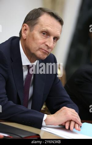 Mosca, Russia. 25 settembre 2024. Il direttore del servizio di intelligence estera russo Sergei Naryshkin attende l'inizio di una riunione del Consiglio di sicurezza per discutere la revisione della politica di deterrenza nucleare al Cremlino, il 25 settembre 2024, a Mosca, in Russia. Crediti: Alexander Kazakov/piscina del Cremlino/Alamy Live News Foto Stock