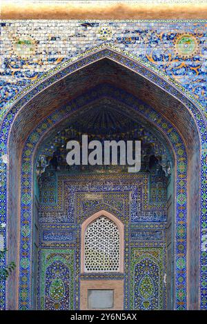 Samarcanda, Uzbekistan - 10 settembre 2024: Madrasa Sher Dor in piazza Registan. L'antica città fa parte del patrimonio mondiale dell'UNESCO Foto Stock