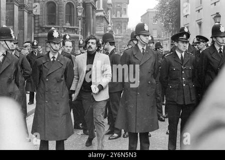 Londra: Tariq Ali, leader pakistano della campagna di solidarietà del Vietnam, ha una petizione mentre si recava a Downing Street, Londra oggi, a londra si sono svolte massicce manifestazioni contro la guerra del Vietnam, dove si dice che siano convergenti circa 20.000 persone. Circa 10.000 poliziotti, aiutati da elicotteri e persino motovedette sul Tamigi r4iver, erano in servizio attivo. La manifestazione, che continua a cantare slogan come "ho ho ho chi Minh", e giù con l'imperialismo americano, si fermò brevemente di fronte alla Casa Australiana per bruciare una bandiera Australiana, prima di muoversi Foto Stock