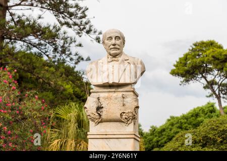 Trapani, Sicilia, Italia - 25 settembre 2016: Busto ad Antonio Turretta, grande chirurgo, nel parco di Town Holl (villa Comunale), viale Regina Margher Foto Stock