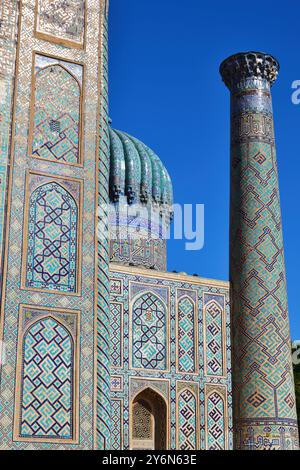 Samarcanda, Uzbekistan - 10 settembre 2024: Madrasa Sher Dor in piazza Registan. L'antica città fa parte del patrimonio mondiale dell'UNESCO Foto Stock