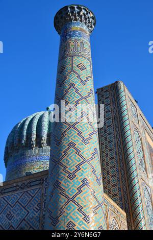 Samarcanda, Uzbekistan - 10 settembre 2024: Madrasa Sher Dor in piazza Registan. L'antica città fa parte del patrimonio mondiale dell'UNESCO Foto Stock